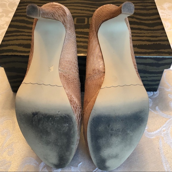 Beautiful Moda Spana snake print heels. - Picture 6 of 11